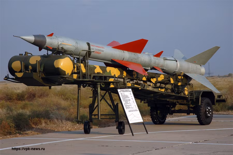 Bắt đầu từ năm 1979, Việt Nam được trang bị loại đạn tên lửa này cùng với bệ phóng SM-90, tất cả đều được thiết kế, cải biên dựa trên thành phần tổ hợp tên lửa phòng không S-75M của Liên Xô. Nguồn ảnh: TL.