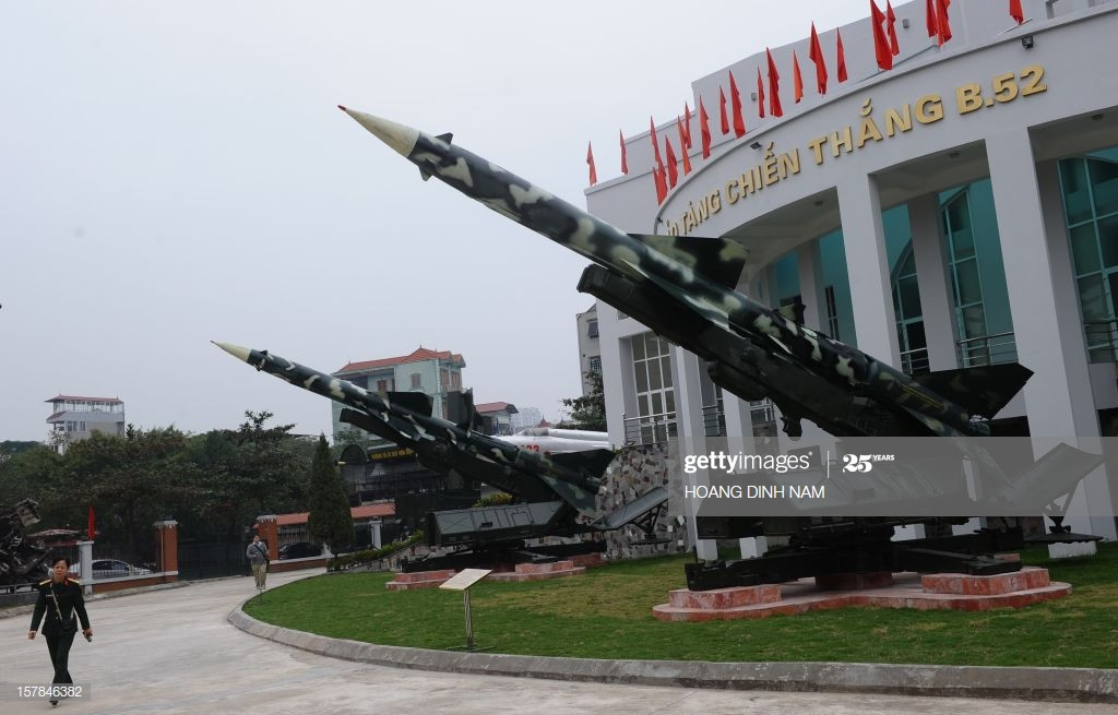 Ngoài ra, bán kính sát thương của loại tên lửa này còn rất lớn, tối đa có thể lên tới 120 mét - đủ để "càn quét" sạch một trận địa pháo của đối phương chỉ với vài phát phóng. Nguồn ảnh: Hoang Dinh Nam.