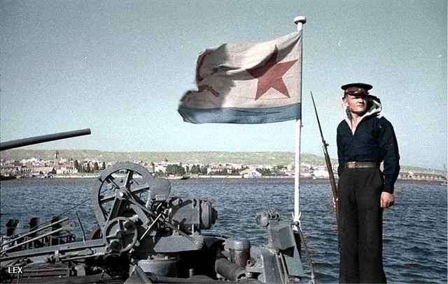 Nếu coi Pepsi là một quốc gia có chủ quyền, chỉ sau một hợp đồng bán nước ngọt, họ đã trở thành đất nước có sức mạnh hải quân đứng thứ sáu thế giới - một vị thế cực kỳ đáng nể. Nguồn ảnh: Pinterest.