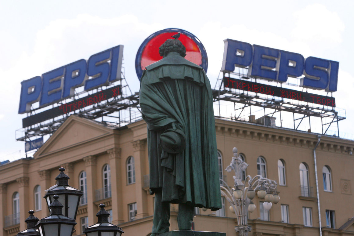 Kết quả là Pepsi đã sử dụng một loại đơn vị tiền tệ đặc biệt, được cả thế giới chấp nhận mà Liên Xô lại có sẵn - đó là rượu Vodka. Người Liên Xô đã từng đổi Vodka với Pepsi trong nhiều năm trời. Nguồn ảnh: Pinterest.