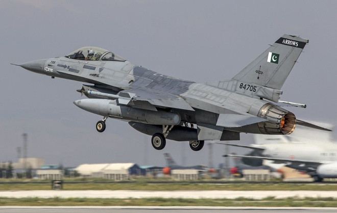 Hôm 11/3, một chiến đấu cơ F-16 của Pakistan đã rơi trong khi bay huấn luyện. Hiện tại vẫn chưa rõ tình trạng của phi công. Nguồn ảnh: Pinterest.