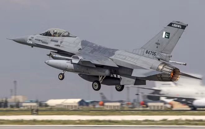 Hôm 11/3, một chiến đấu cơ F-16 của Pakistan đã rơi trong khi bay huấn luyện. Hiện tại vẫn chưa rõ tình trạng của phi công. Nguồn ảnh: Pinterest.