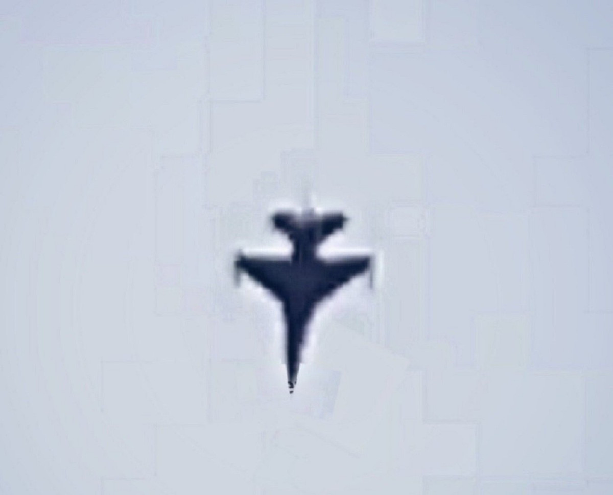 Theo đoạn video được ghi lại, chiếc chiến đấu cơ F-16 đã đâm thẳng xuống đất ở tốc độ cao khi đang cơ động nhào lộn trên không trong một cuộc bay huấn luyện. Nguồn ảnh: BI.