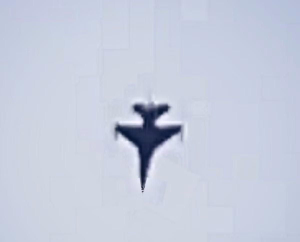 Theo đoạn video được ghi lại, chiếc chiến đấu cơ F-16 đã đâm thẳng xuống đất ở tốc độ cao khi đang cơ động nhào lộn trên không trong một cuộc bay huấn luyện. Nguồn ảnh: BI.