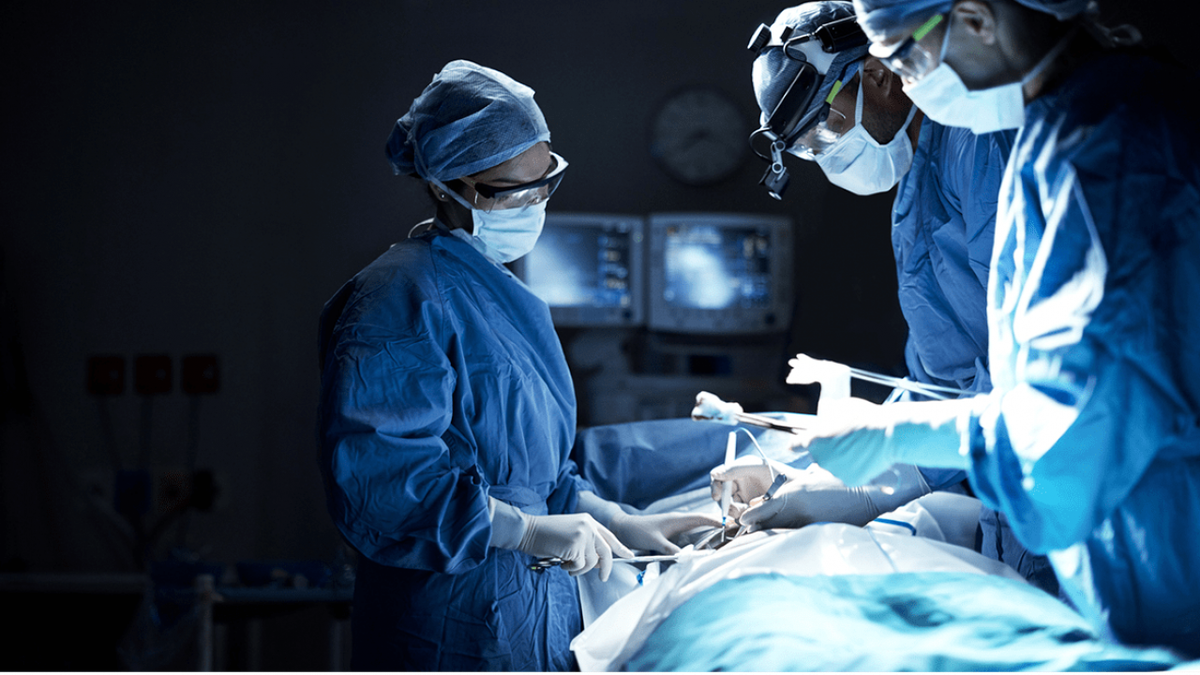 Màu xanh này cũng là màu đồng phục của các bác sĩ phẫu thuật trên khắp thế giới vì nó dịu, không loá mắt dưới ánh đèn trắng và quan trọng nhất là không bị lưu hình ảnh trên mắt nếu nhìn lâu. Nguồn ảnh: Pinterest.