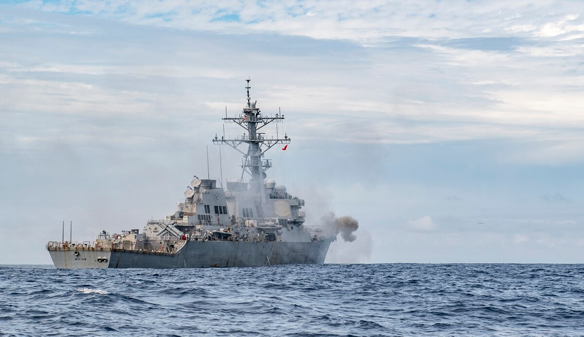 Học giả giấu tên này cho biết nhiều khả năng, loại vũ khí được sử dụng sẽ là tia laser năng lượng thấp hoặc các loại sóng âm, loa công suất lớn để tác động đến tàu chiến Mỹ ở Biển Đông. Nguồn ảnh: Pinterest.