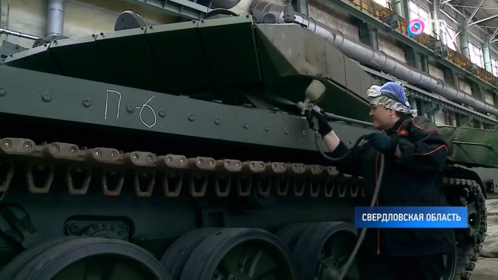 Cuộc duyệt binh mừng Ngày Chiến Thắng năm nay của quân đội Nga sẽ có sự góp mặt của năm loại xe tăng bao gồm T-90M, T-34-85 huyền thoại, T-72B3 với hệ thống bảo vệ đời mới, T-80BVM và T-14 Armata. Nguồn ảnh: BMDP.