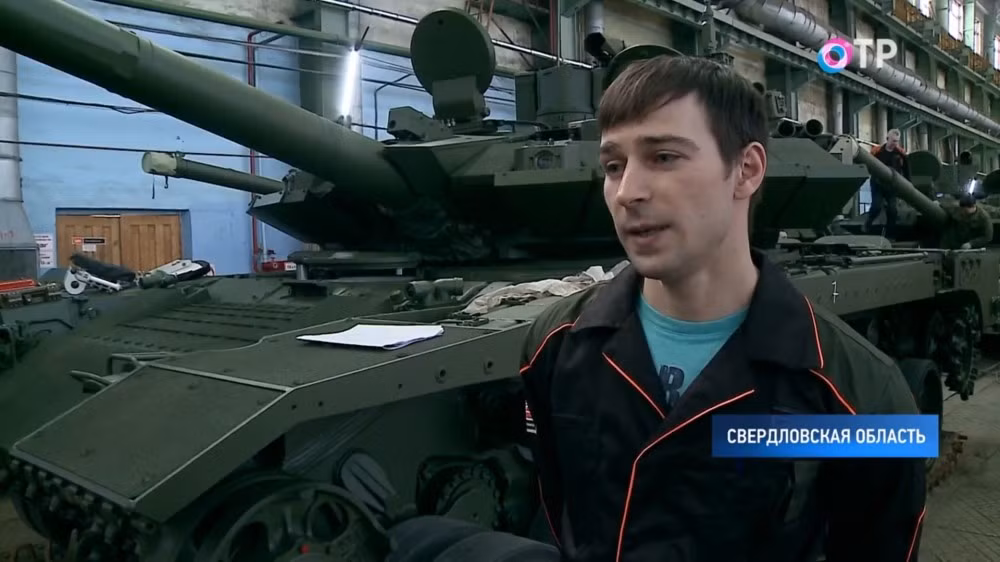 Bắt đầu xuất hiện trên truyền thông từ năm 2017, tuy nhiên tới năm 2019, một vài xe tăng T-90 phiên bản cũ của Nga mới được nâng cấp lên phiên bản T-90M. Nguồn ảnh: BMDP.