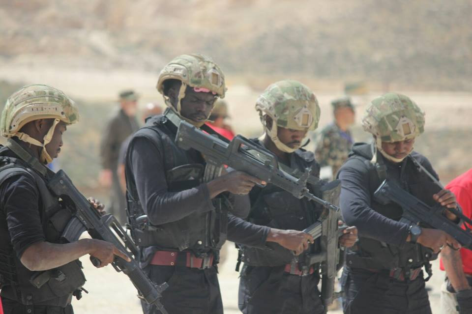 Tại Trung Quốc, mỗi khẩu QBZ-95 và các biến thể của nó có giá cực kỳ rẻ, chỉ vào khoảng 4300 Nhân Dân Tệ cho mỗi khẩu - tương đương với khoảng 14 triệu VNĐ. Nguồn ảnh: QQ.