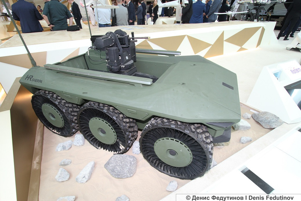 Phương tiện tự hành Hr-Sherpa do tập đoàn công nghiệp quốc phòng Huyndai, Hàn Quốc sản xuất xuất hiện tại triển lãm. Loại phương tiện này ngoài khả năng mang vũ khí còn có thể chở theo được tới 600 kg. Nguồn ảnh: BMPD.