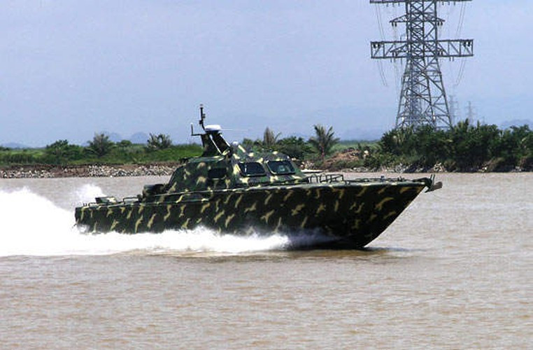 Theo những hình ảnh được truyền thông ghi nhận lại, những xuồng cao tốc do Việt Nam đóng mới không được trang bị vũ khí, tuy nhiên có thể dễ dàng nhận thấy chúng có sẵn vị trí chờ để lắp vũ khí. Nguồn ảnh: Baodatviet.