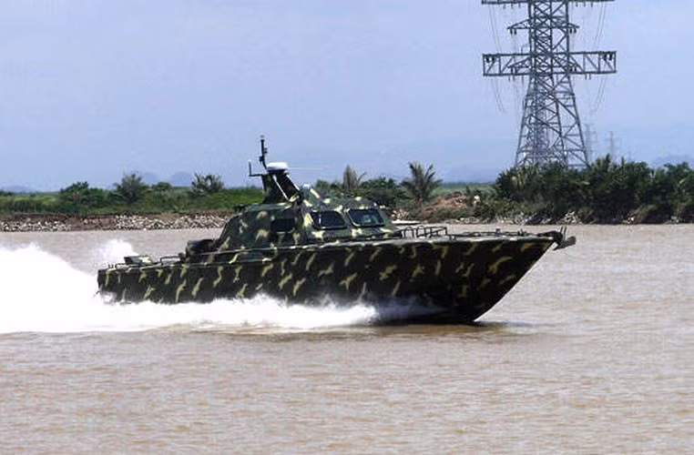 Theo những hình ảnh được truyền thông ghi nhận lại, những xuồng cao tốc do Việt Nam đóng mới không được trang bị vũ khí, tuy nhiên có thể dễ dàng nhận thấy chúng có sẵn vị trí chờ để lắp vũ khí. Nguồn ảnh: Baodatviet.