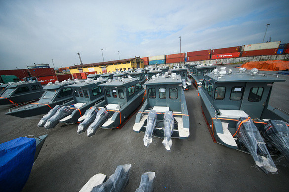 Cụ thể, các sản phẩm do Việt Nam sản xuất có sẵn giá súng để đặt các súng máy cỡ nòng 12,7mm cũng như hệ thống quang điện tử do FLIR của Mỹ sản xuất. Ngoài ra còn có các thiết bị khác như máy thu phát sóng VHF, radar dẫn đường hàng hải hay hệ thống định vị GPS. Nguồn ảnh: NK.