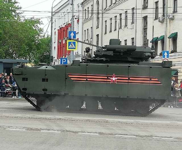 Tuy có kích thước và tọng lượng khá cồng kềnh, Kurganets-25 lại được trang bị động cơ rất lớn, công suất tối đa lên tới 800 sức ngựa. Động cơ được đặt ở đầu xe và có sức kéo lên tới 32 sức ngựa cho mỗi tấn trọng tải. Nguồn ảnh: Rumil.