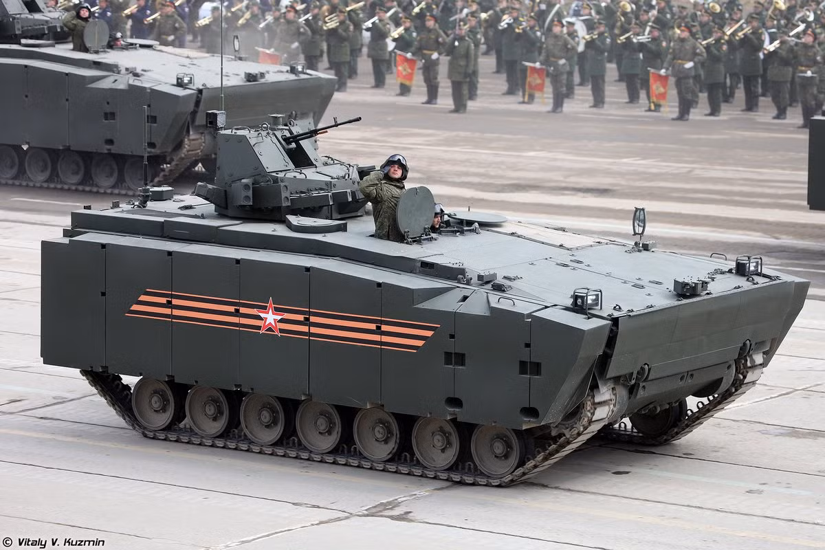 Tuy nhiên bản thân Kurganets-25 cũng không phải là không có điểm yếu. Hệ thống khung gầm của thiết giáp này được đánh giá là quá nặng, lên tới 25 tấn nhưng chỉ mang theo được 11 lính trong đó bao gồm kíp lái ba người. Nguồn ảnh: Rumil.