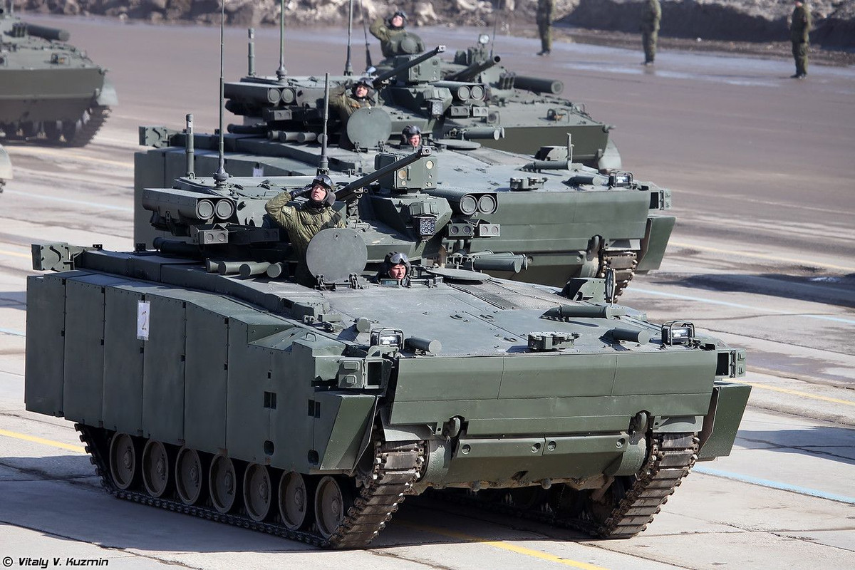 Ý tưởng của Nga là cực kỳ tiến bộ, việc sử dụng duy nhất một loại khung gầm cho nhiều nhiệm vụ khác nhau sẽ giúp quân đội Nga tác chiến dễ dàng hơn, tốc độ hành quân được đồng bộ hoá gần như hoàn toàn và không còn phải vất vả đối phó với điểm yếu của từng loại phương tiện khác nhau. Nguồn ảnh: Rumil.