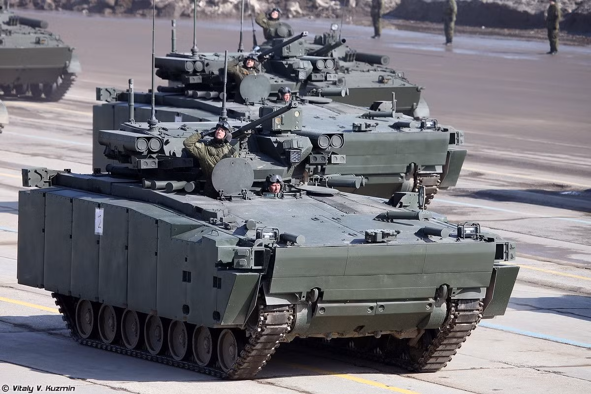 Ý tưởng của Nga là cực kỳ tiến bộ, việc sử dụng duy nhất một loại khung gầm cho nhiều nhiệm vụ khác nhau sẽ giúp quân đội Nga tác chiến dễ dàng hơn, tốc độ hành quân được đồng bộ hoá gần như hoàn toàn và không còn phải vất vả đối phó với điểm yếu của từng loại phương tiện khác nhau. Nguồn ảnh: Rumil.