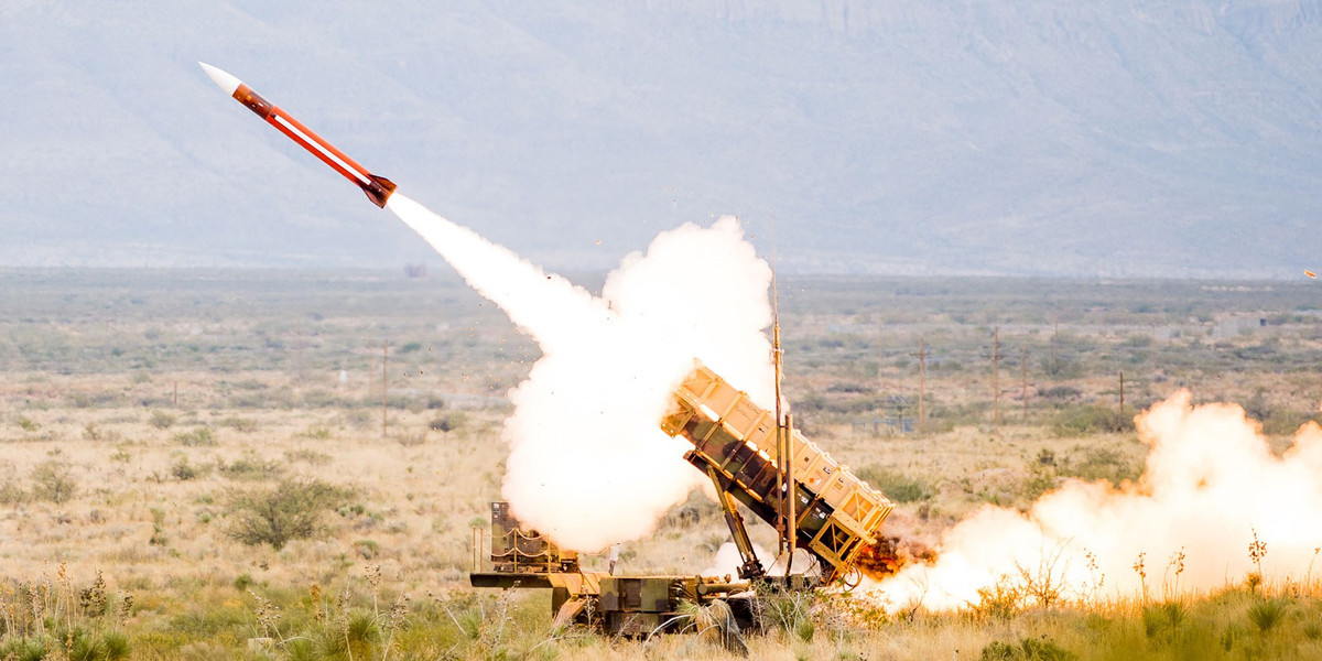 Tầm bắn của Patriot cũng kém hơn nhiều so với Triumph của Nga. Cụ thể, dàn tên lửa phòng không của Nga chỉ bắn được mục tiêu ở khoảng cách tối đa 100 km, với S-400 Triump, khoảng cách tối đa tiêu diệt mục tiêu lên tới 250 km. Nguồn ảnh: Pinterest.