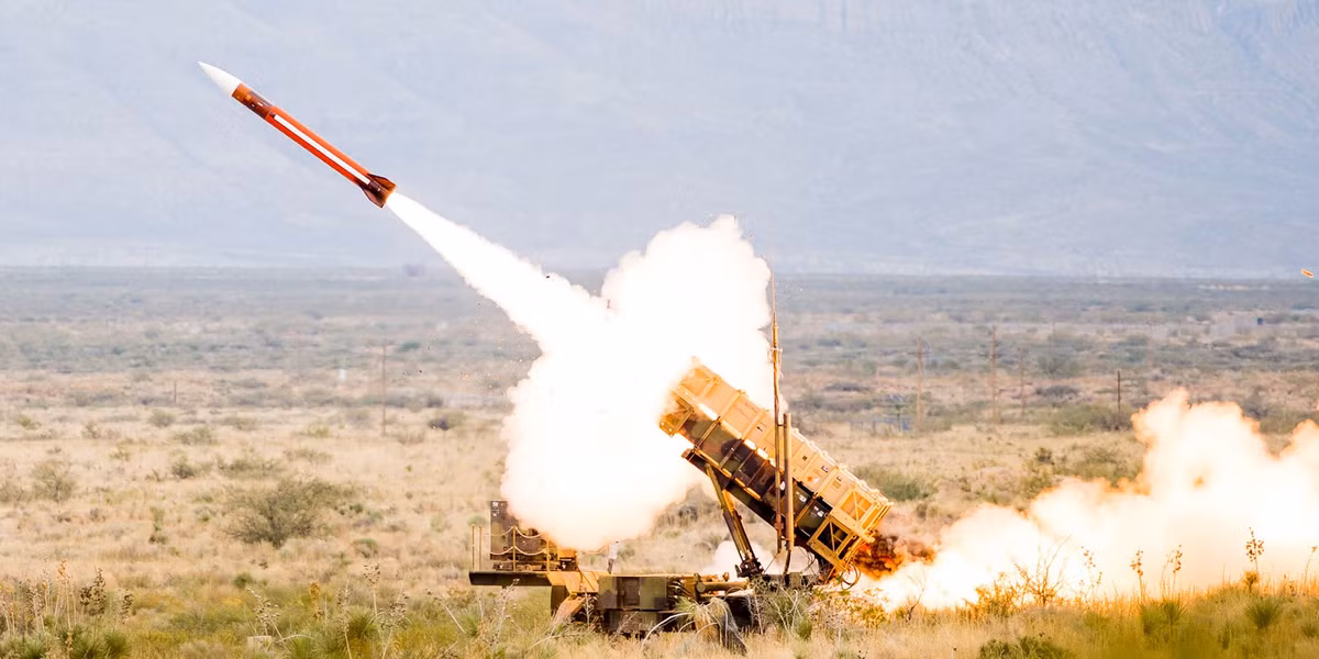 Tầm bắn của Patriot cũng kém hơn nhiều so với Triumph của Nga. Cụ thể, dàn tên lửa phòng không của Nga chỉ bắn được mục tiêu ở khoảng cách tối đa 100 km, với S-400 Triump, khoảng cách tối đa tiêu diệt mục tiêu lên tới 250 km. Nguồn ảnh: Pinterest.