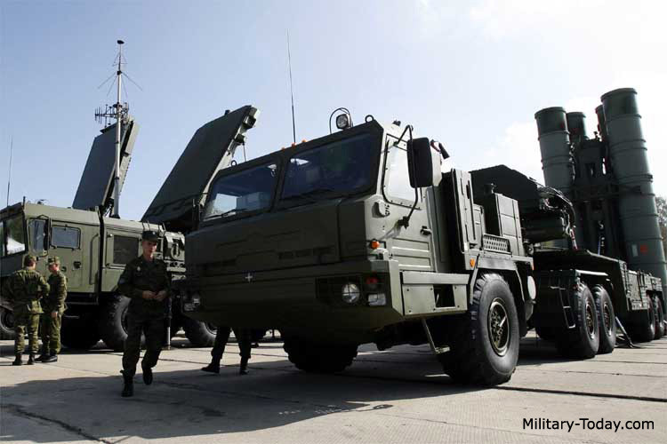 Với S-400, tổ hợp này thậm chí còn chưa được thực chiến một cách "tử tế" bất cứ một lần nào. Dù Triumph đã từng được triển khai ở Khmeimim, Syria, tuy nhiên phần việc phòng thủ lại thường được thực hiện bởi S-300 chứ chưa cần tới S-400 khai hoả. Nguồn ảnh: Pinterest.