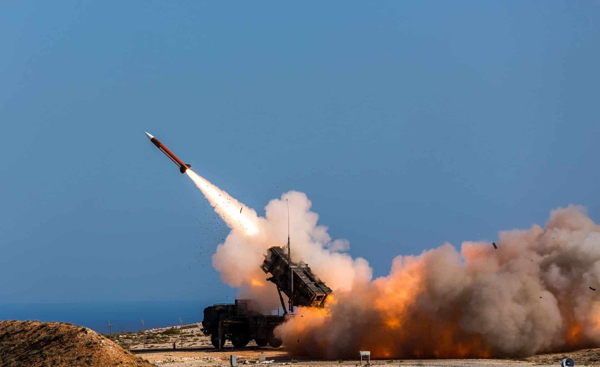 Trong khi đó một tổ hợp Patriot chỉ có 8 bệ phóng, mỗi bệ 4 ống phóng tương đương với 32 lần phóng - chưa kể các bệ phóng cần bố trí xoay theo nhiều hướng để bao quát được 360 độ. Nguồn ảnh: Pinterest.