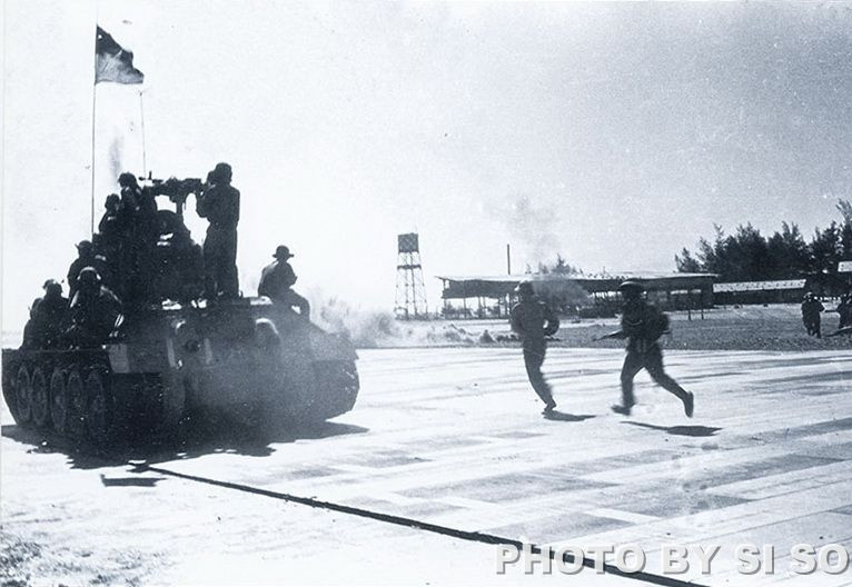 Cho tới tận chiến dịch Huế - Đà Nẵng diễn ra vào tháng 3/1975, Quân đội Nhân dân Việt Nam vẫn tiếp tục sử dụng xe tăng T-34-85 như một mũi xung kích trong chiến đấu. Nguồn ảnh: Sĩ Sô.