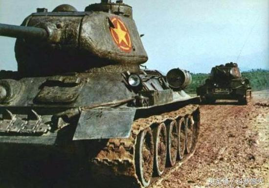 Cần phải nói rõ thêm, vào thời điểm năm 1975, xe tăng T-34-85 của Liên Xô khi này đã 30 tuổi. Thông thường, những phương tiện chiến đấu như xe tăng hoặc máy bay khi bước qua năm thứ 30 đều đã được liệt vào hạng... "có tuổi". Nguồn ảnh: TL.