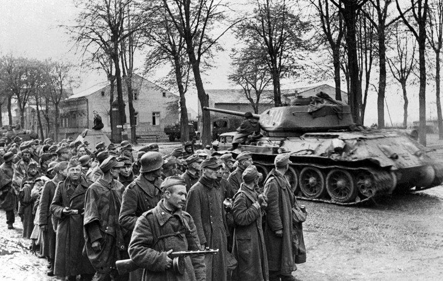 Trên thế giới, những xe tăng T-34-85 có một lịch sử khá... buồn khi nó ra đời quá muộn, không đóng góp được nhiều vào cuộc chiến tranh vệ quốc của Liên Xô. Nguồn ảnh: Pinterest.