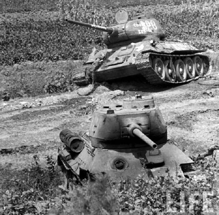 Sức mạnh của T-34-85 khi này mới được quốc tế để mắt tới. Một lần nữa, người Liên Xô lại khiến phương Tây phải ngả mũ thán phục khi những cỗ xe tăng của họ dù đã ra đời trước đó nhiều chục năm vẫn có thể đối đầu sòng phẳng với những loại xe tăng "con cháu" sau này. Nguồn ảnh: Life.