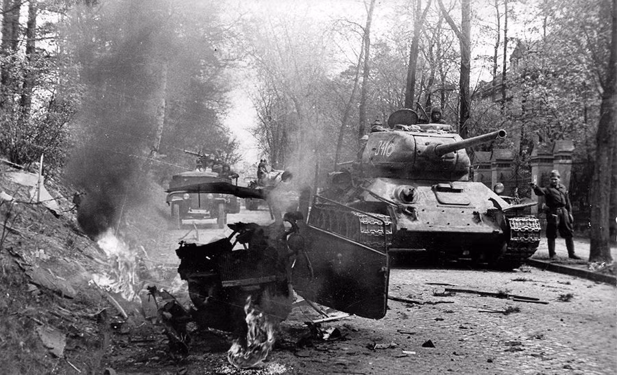 Mặc dù vậy, do có số lượng sản xuất quá nhiều, các xe tăng T-34-85 của Liên Xô sau này đã được chuyển tới nhiều quốc gia, tham gia nhiều cuộc chiến tranh giải phóng dân tộc trên khắp thế giới như ở Việt Nam. Nguồn ảnh: Pinterest.