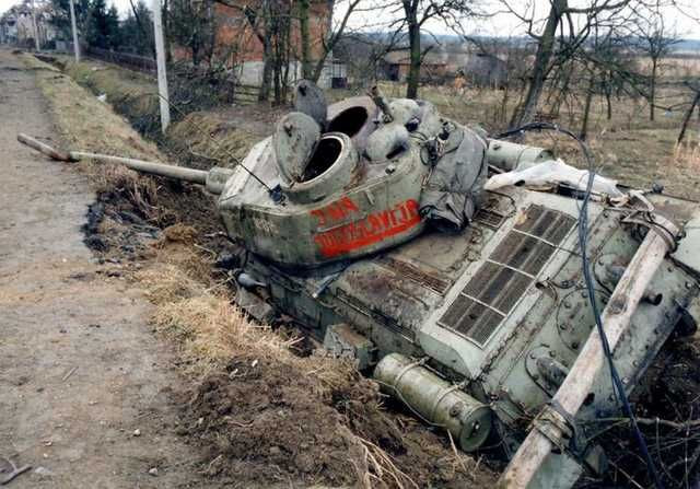 Theo nhiều số liệu được Nga công bố sau này, Liên Xô đã sản xuất tổng cộng 48.000 xe tăng T-34-85 - nhiều hơn cả số lượng xe tăng T-34-76 được nước này sử dụng trong Chiến tranh Thế giới thứ hai. Nguồn ảnh: Pinterest.