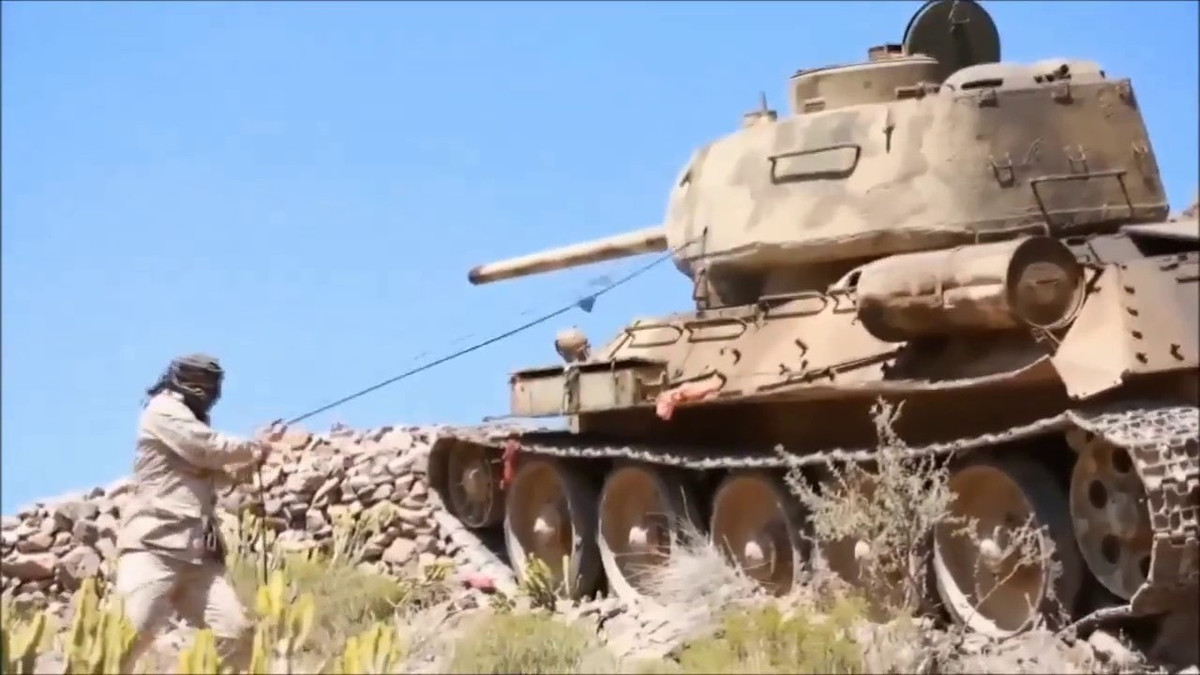 Tới nay, ước tính vẫn còn khoảng 1000 cỗ xe tăng T-34-85 phục vụ trong biên chế quân đội một vài quốc gia trên thế giới, chưa kể những xe tăng T-34-85 được sử dụng trong tay những đội quân vô chính phủ, khủng bố hoặc đang trôi nổi trên thị trường chợ đen. Nguồn ảnh: Pinterest.