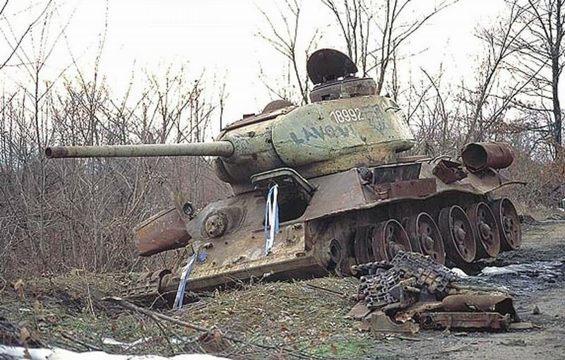 Thậm chí tới tận thế kỷ 21 này, vẫn không ít những chiếc xe tăng T-34-85 tiếp tục được tham chiến khắp trên thế giới, xuất hiện trong nhiều cuộc xung đột, thậm chí trở thành mặt hàng cực kỳ có giá trên thị trường chợ đen quốc tế. Nguồn ảnh: Pinterest.