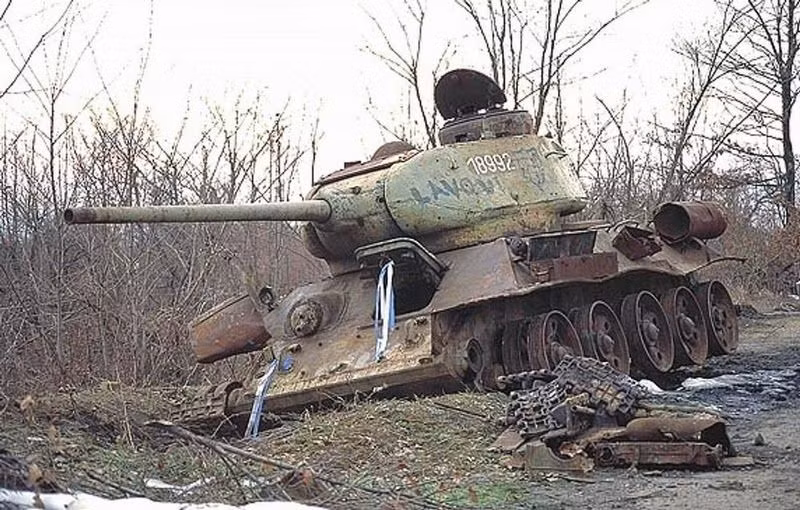 Thậm chí tới tận thế kỷ 21 này, vẫn không ít những chiếc xe tăng T-34-85 tiếp tục được tham chiến khắp trên thế giới, xuất hiện trong nhiều cuộc xung đột, thậm chí trở thành mặt hàng cực kỳ có giá trên thị trường chợ đen quốc tế. Nguồn ảnh: Pinterest.