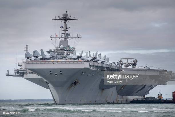 Cách dễ dàng và rẻ tiền nhất đó là sử dụng lưới quây xung quanh tàu ở khoảng cách xa. Không chỉ có tác dụng chống người, hệ thống lưới này còn có khả năng chống ngư lôi đối phương trong trường hợp tàu bị tấn công bất ngờ. Nguồn ảnh: Gettyimg.