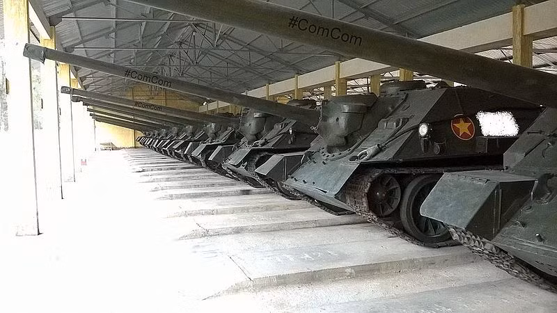 Ngay sau một vài loạt đạn khai hoả vào vị trí đối phương, SU-100 sẽ cơ động lùi, đổi vị trí và tiếp tục ngắm, lấy phần tử sẵn chờ địch hành tiến để tiếp tục khai hoả tiếp. Nguồn ảnh: Comcom.