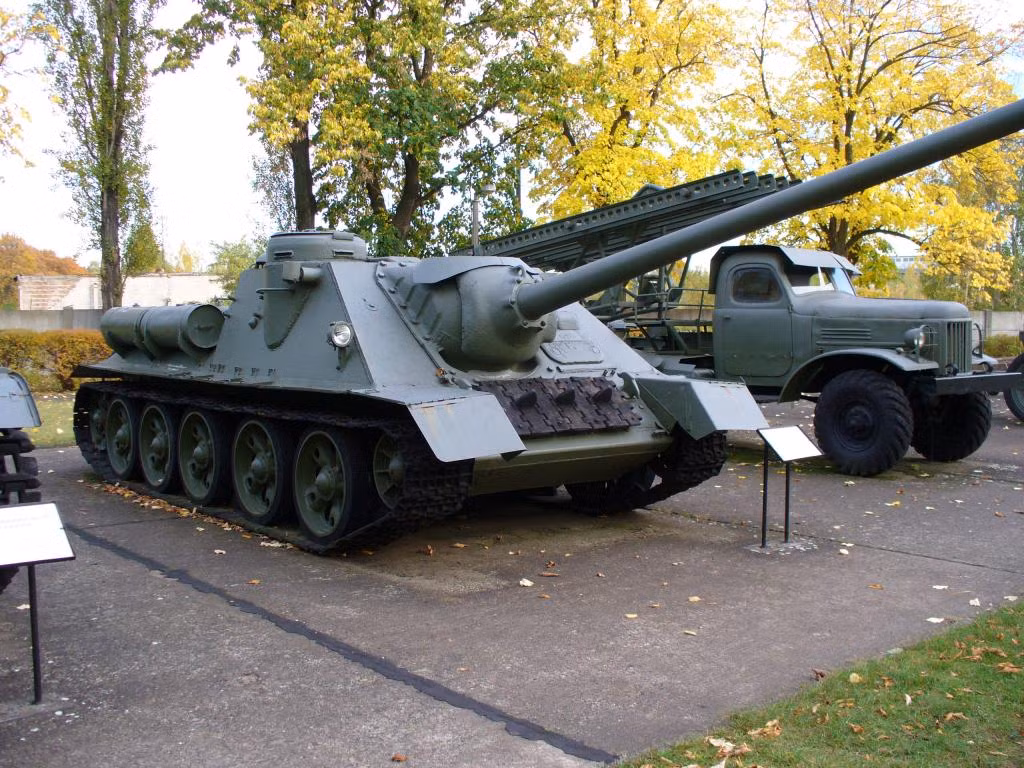 Khẩu pháo chính được sử dụng là D-10S. Đây không phải là khẩu pháo quá mạnh so với lớp giáp dày đặc của các loại thiết giáp hiện tại, tuy nhiên khẩu pháo này cũng đủ để xuyên thủng, phá huỷ thiệt hại nặng các loại xe bọc thép, xe chở quân hoặc công sự của đối phương. Nguồn ảnh: Pinterest.