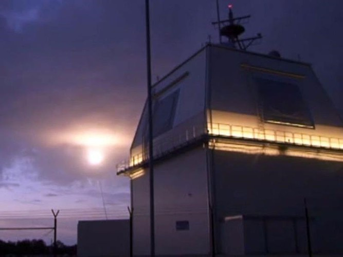 Kết cấu mỗi tổ hợp Aegis Ashore cũng tương tự như khi lắp đặt trên tàu chiến, bao gồm một tháp radar với các đài radar mảng pha quét điện tử chủ động AN/SPY-1D đi kèm bệ phóng thẳng đứng Mk 41.