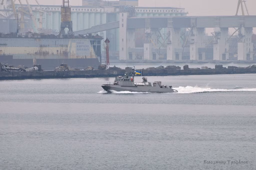 Ngoài ra, việc bọc thép toàn bộ phần thân tàu cũng được cho là bất hợp lý, khiến tàu nặng nề thêm, khó xoay chuyển và vẫn... bị xuyên thủng như thường khi bị tấn công bằng đạn pháo. Nguồn ảnh: BMDP.