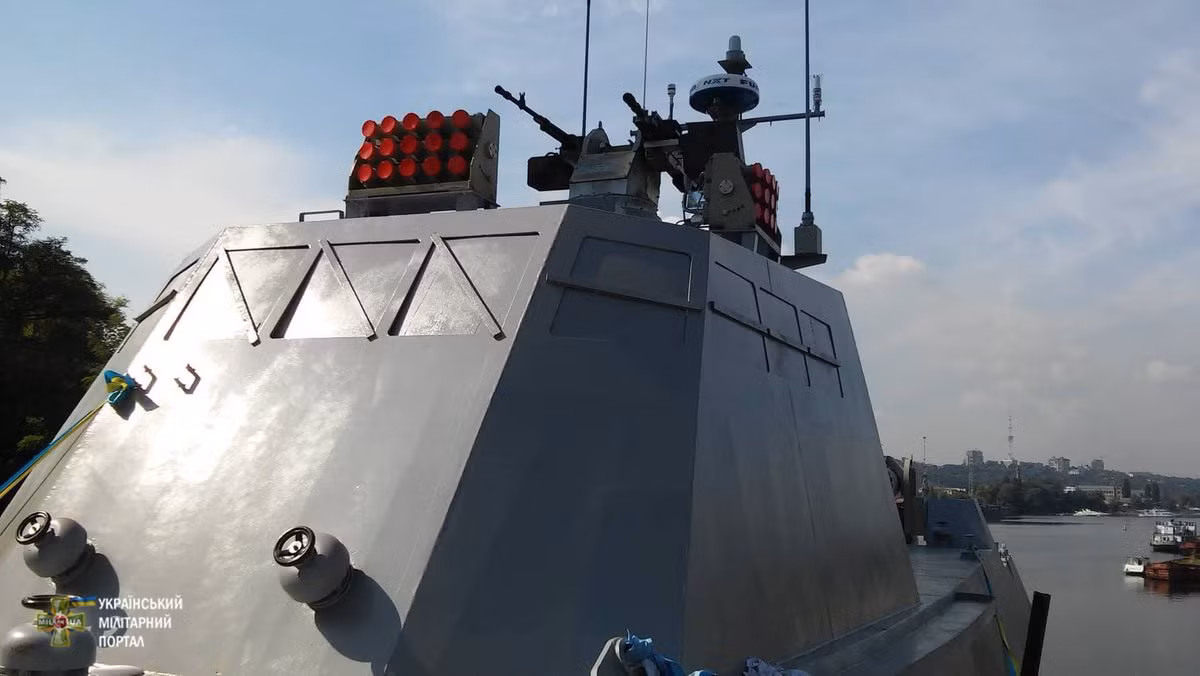 Thậm chí với những trang bị cồng kềnh mà lính thuỷ mang theo, tàu Kentavr khó có thể đổ quân nhanh được dù nó chỉ mang theo được 30 lính. Nguồn ảnh: BMDP.