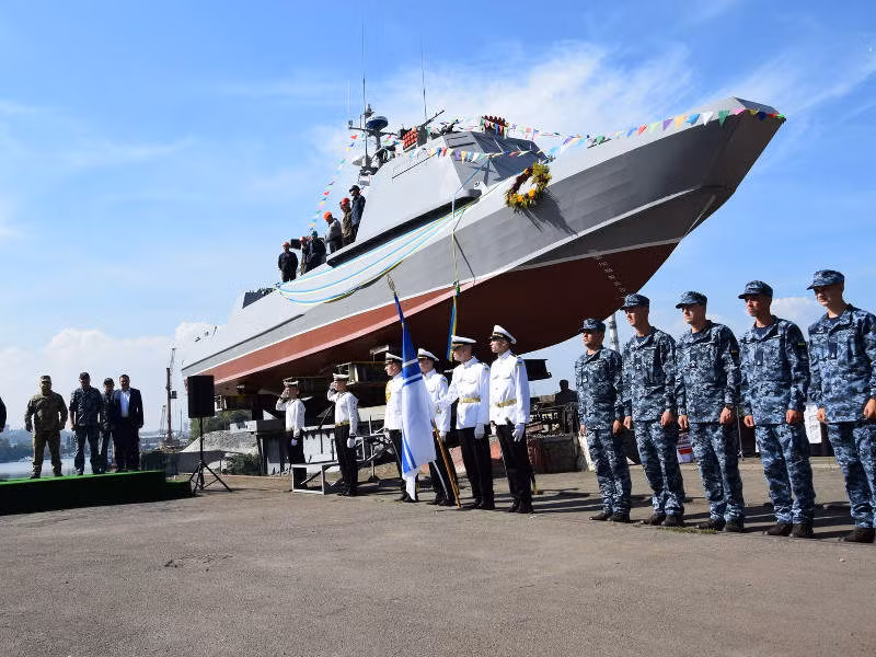 Cụ thể, những cánh cửa trên tàu Kentavr được thiết kế quá nhỏ, cầu tháng quá dốc, không gian bên trong tàu về cơ bản là cực kỳ chật hẹp, khiến thuỷ thủ đoàn trên tàu phải "chen chúc vật lộn" để có thể ra khỏi tàu khi đổ bộ. Nguồn ảnh: BMDP.