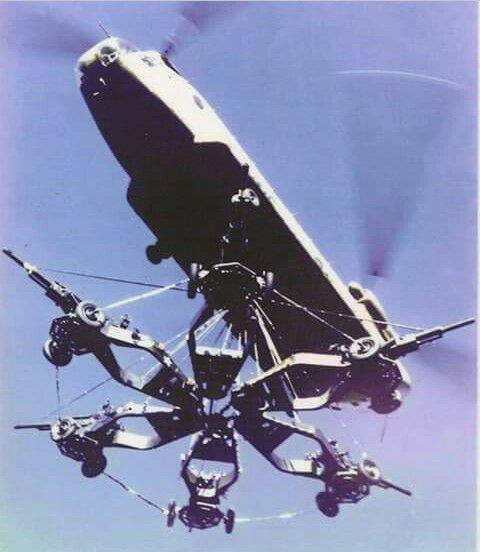 Ít ai có thể ngờ rằng trực thăng Chinook có khả năng cẩu cùng lúc tới 6 khẩu lựu pháo hạng nhẹ M119 cỡ nòng 105mm. Nguồn ảnh: Flickr.