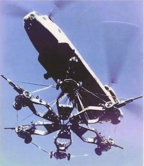 Ít ai có thể ngờ rằng trực thăng Chinook có khả năng cẩu cùng lúc tới 6 khẩu lựu pháo hạng nhẹ M119 cỡ nòng 105mm. Nguồn ảnh: Flickr.