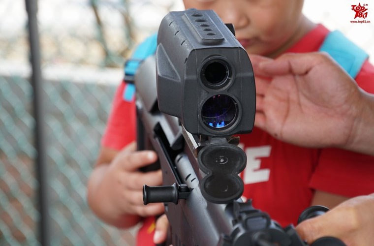 Về cơ chế hoạt động, súng bắn tỉa QBU-10 sử dụng cơ cấu lên đạn kết hợp giữa trích khí và sử dụng lực giật bằng hệ thống lùi nòng ngắn làm giảm độ giật của súng cũng như tăng độ chính xác.