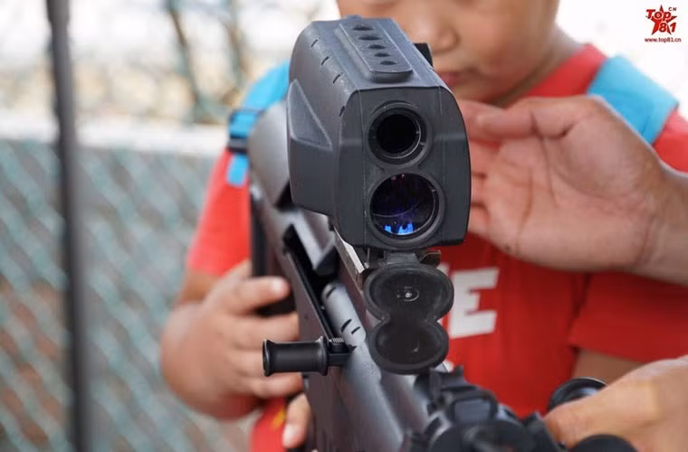 Về cơ chế hoạt động, súng bắn tỉa QBU-10 sử dụng cơ cấu lên đạn kết hợp giữa trích khí và sử dụng lực giật bằng hệ thống lùi nòng ngắn làm giảm độ giật của súng cũng như tăng độ chính xác.