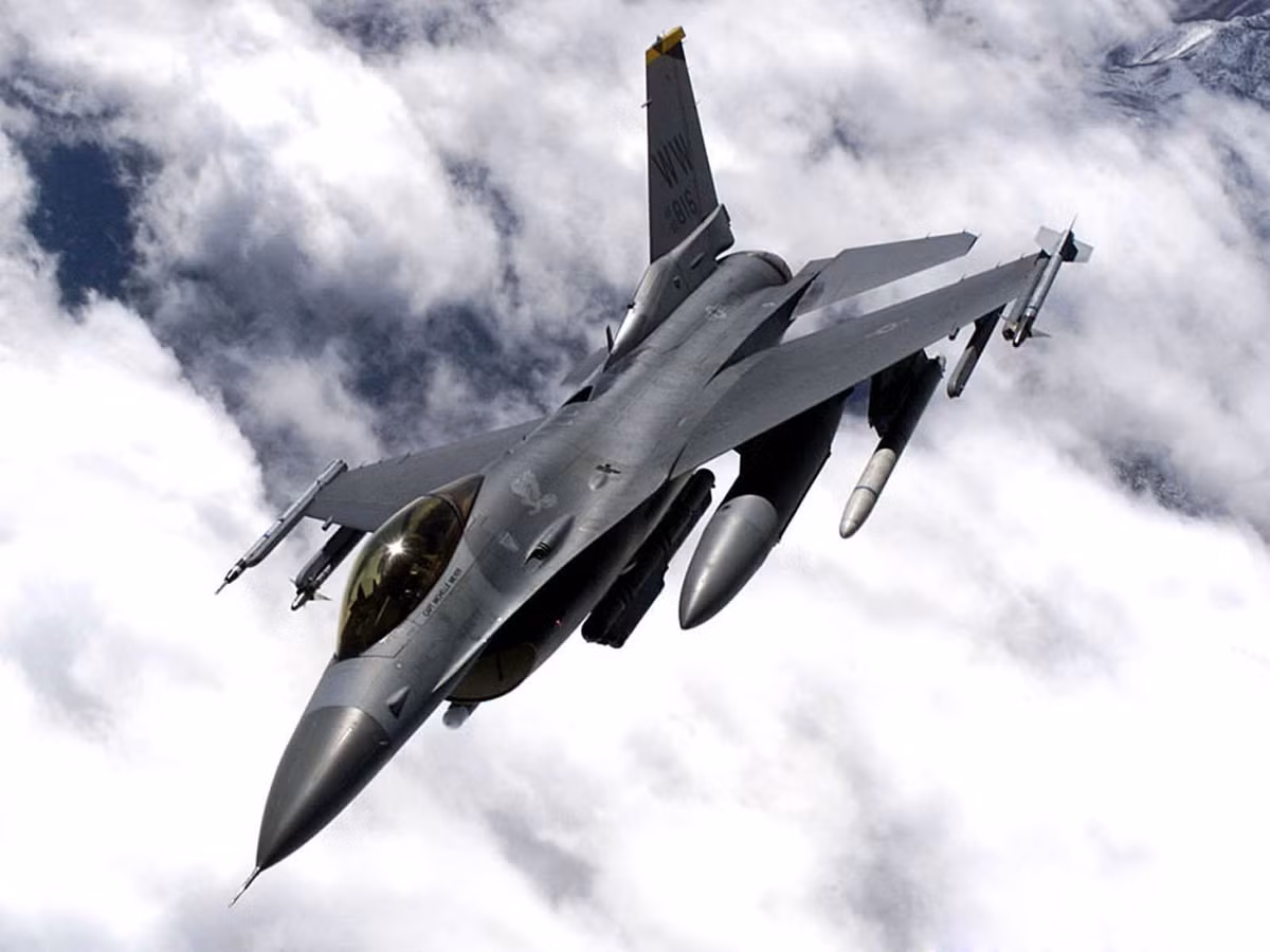 Tuy nhiên nhiều chuyên gia khẳng định rằng, khả năng chiến đấu của F-16 thua kém quá nhiều Su-35. Vậy nên nếu không quân Indonesia lựa chọn loại tiêm kích này thay cho Su-35 từ Nga, sẽ là một bước lùi khá lớn.