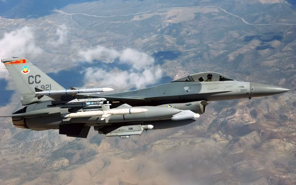 F-16 là một trong những loại chiến đấu cơ "giá rẻ" mà Indonesia có thể dễ dàng tìm thấy trên thị trường thế giới hiện nay với giá rẻ hơn rất nhiều Su-35.