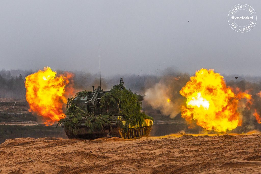 So với các loại pháo tự hành phổ biến của phương Tây, tốc độ bắn của 2S19 là cao hơn hẳn do nó được trang bị hệ thống nạp đạn bán tự động. Nguồn ảnh: QQ.