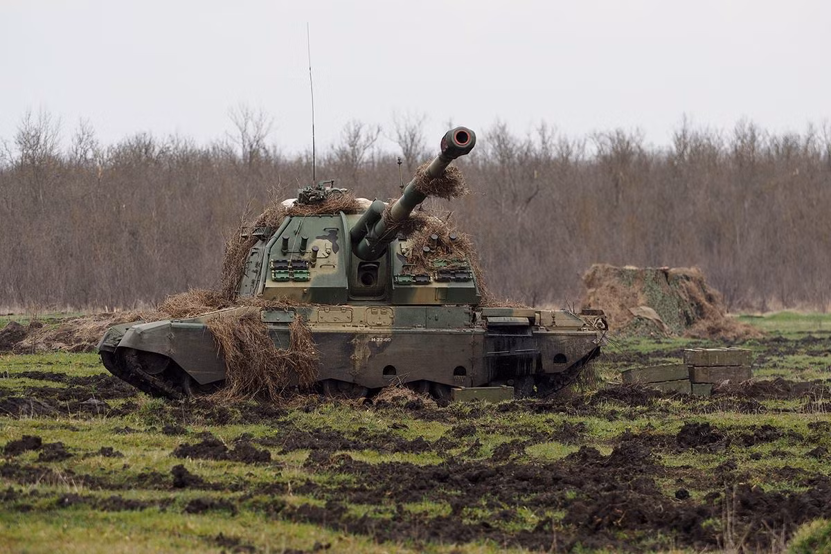 Hiện tại, các loại đạn pháo được quân đội Nga sử dụng chủ yếu có tầm bắn khoảng 20km. So với đạn pháo của phương Tây, đạn pháo của Nga có phần yếu kém hơn do cỡ nòng của lựu pháo Nga sử dụng chỉ là 152mm. Nguồn ảnh: QQ.