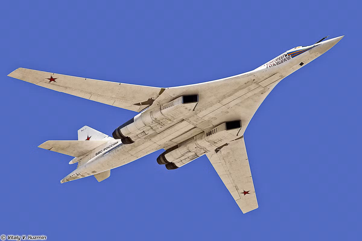 Với khả năng mang theo tên lửa hành trình Kh-55 biến thể Kh-BD, tầm tấn công của oanh tạc cơ Tu-160 có thể lên tới 5000 km, thậm chí nhiều tài liệu khẳng định tầm tấn công của Kh-BD vượt 5000 km kể cả khi mang theo đầu đạn hạt nhân. Nguồn ảnh: Pinterest.